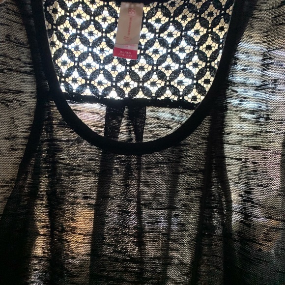 2 flowy tanks with crochet details - Picture 7 of 12